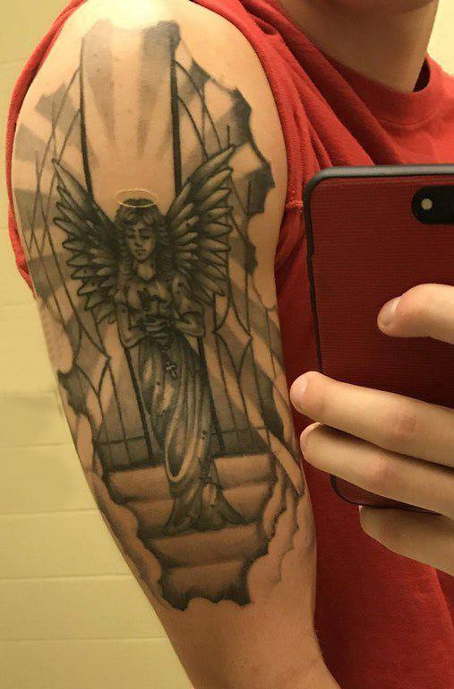 男生手臂上黑灰点刺几何简单线条天使纹身图片