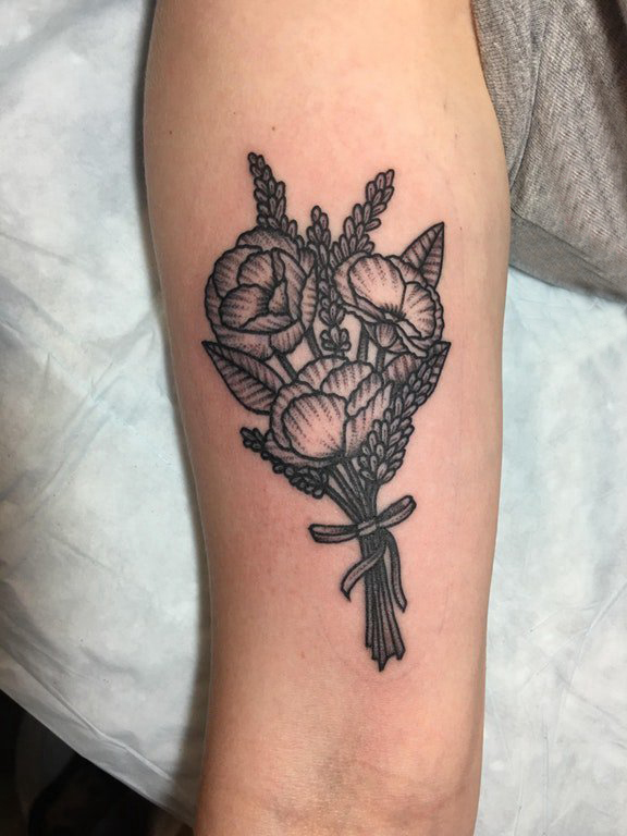 男生手臂上黑色点刺技巧简单线条植物花朵纹身图片