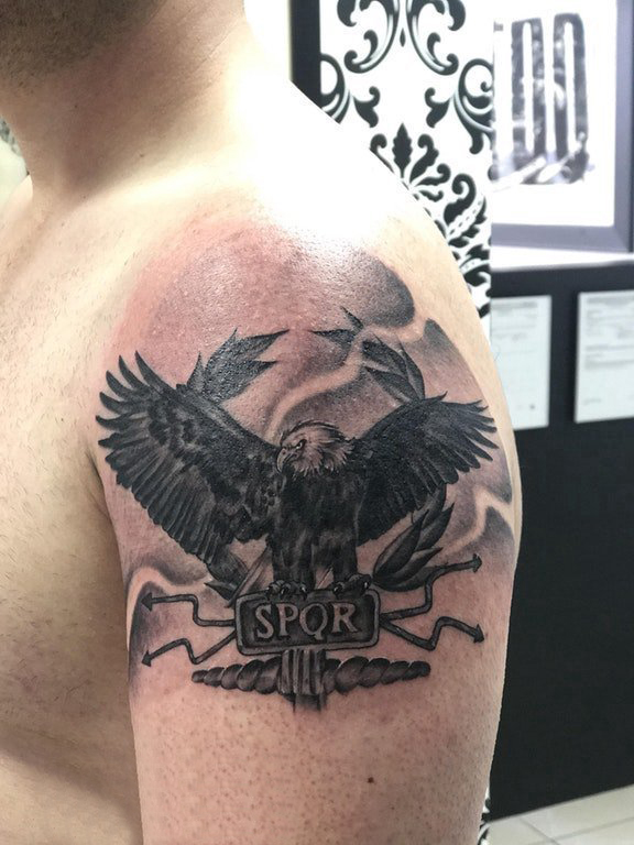 男生手臂上黑色点刺简单线条英文和动物老鹰纹身图片