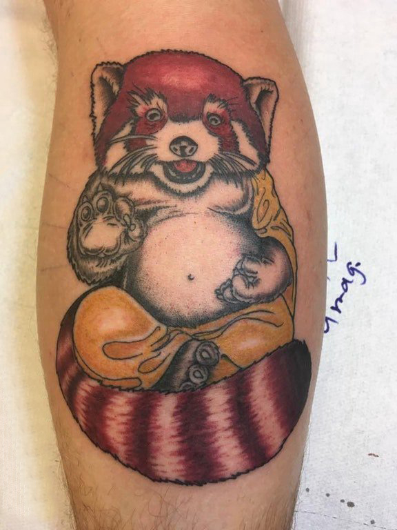 男生小腿上彩绘简单线条小动物浣熊纹身图片