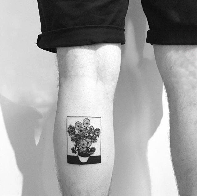 男生小腿上黑色几何简单线条植物向日葵纹身图片