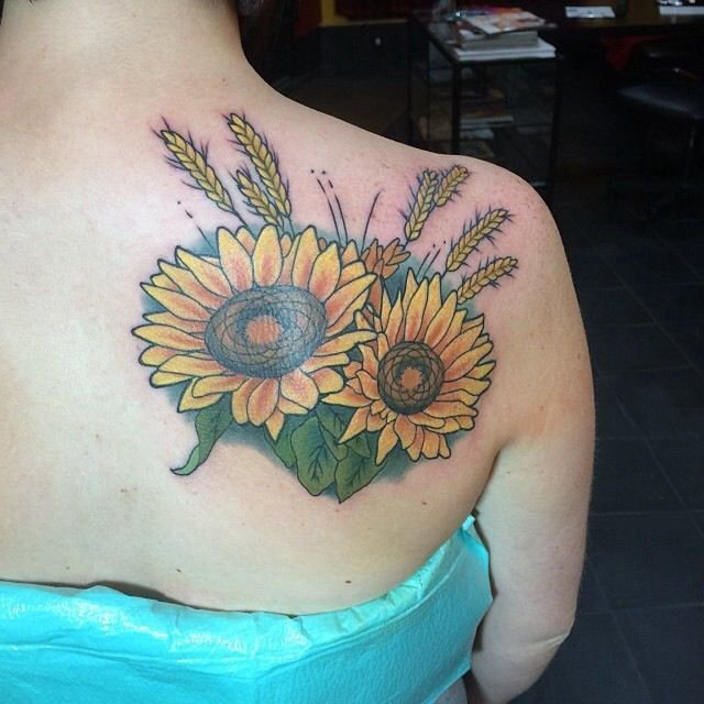 女生背部彩绘水彩素描精美向日葵纹身图片