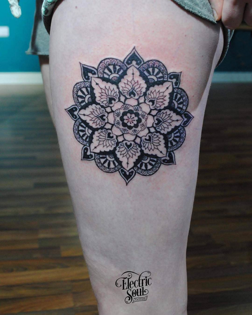 女生大腿上黑灰素描几何元素梵花花纹纹身图片