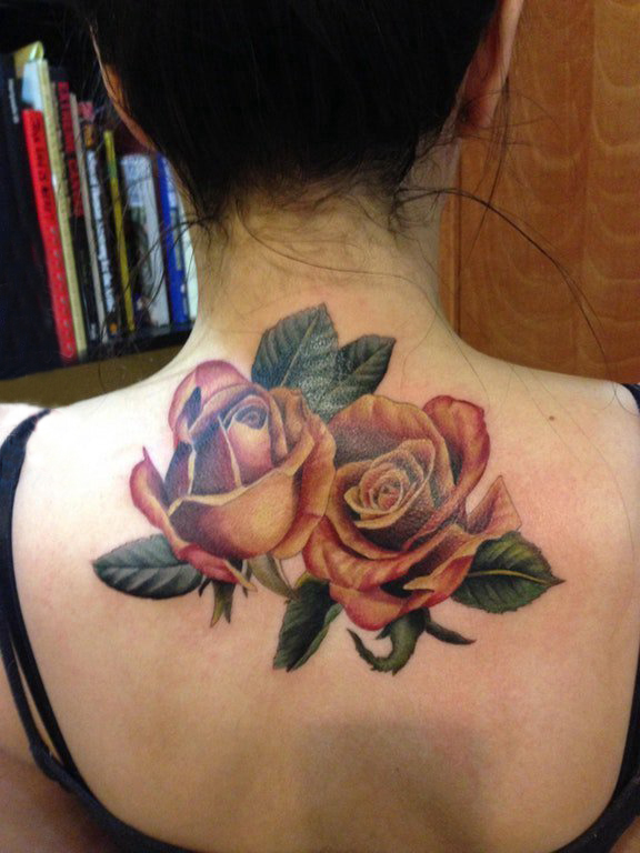 女生后背上彩绘渐变简单线条植物花朵纹身图片