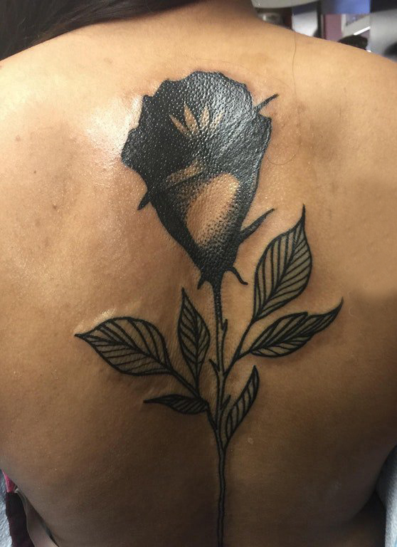 女生后背上黑色点刺简单线条创意植物花朵纹身图片