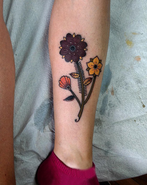 女生小腿上彩绘简单线条创意植物文艺花朵纹身图片