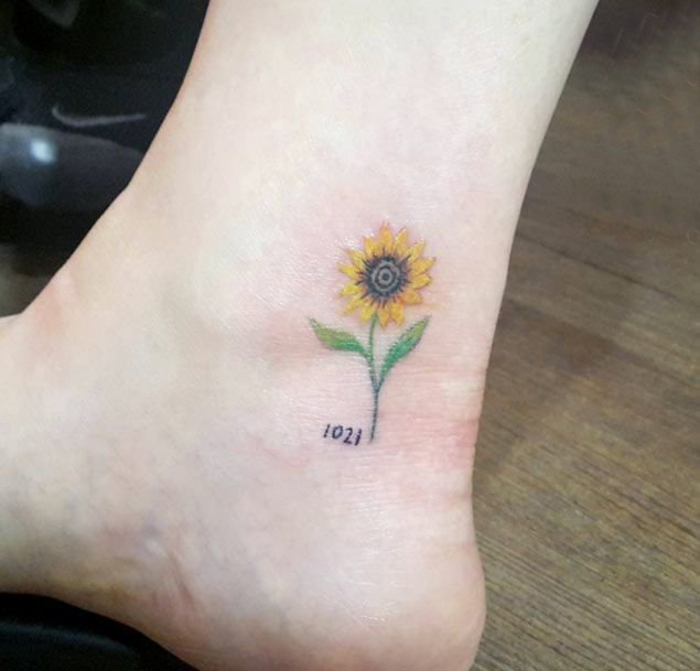 女生小腿上彩绘水彩素描创意文艺向日葵纹身图片