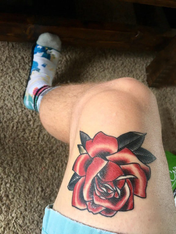 男生大腿上彩绘渐变简单线条植物玫瑰纹身图片