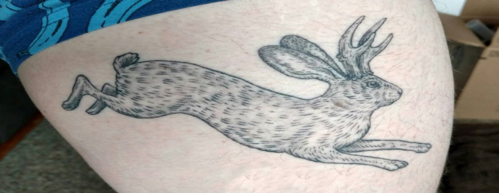 男生大腿上黑色点刺简单线条小动物兔子纹身图片