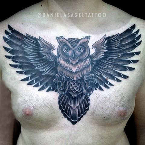 男生胸口上黑灰素描点刺技巧创意霸气猫头鹰纹身图片