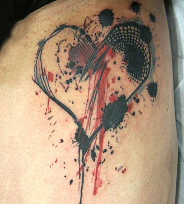 女生大腿上彩绘水彩素描红黑撞色心形纹身图片