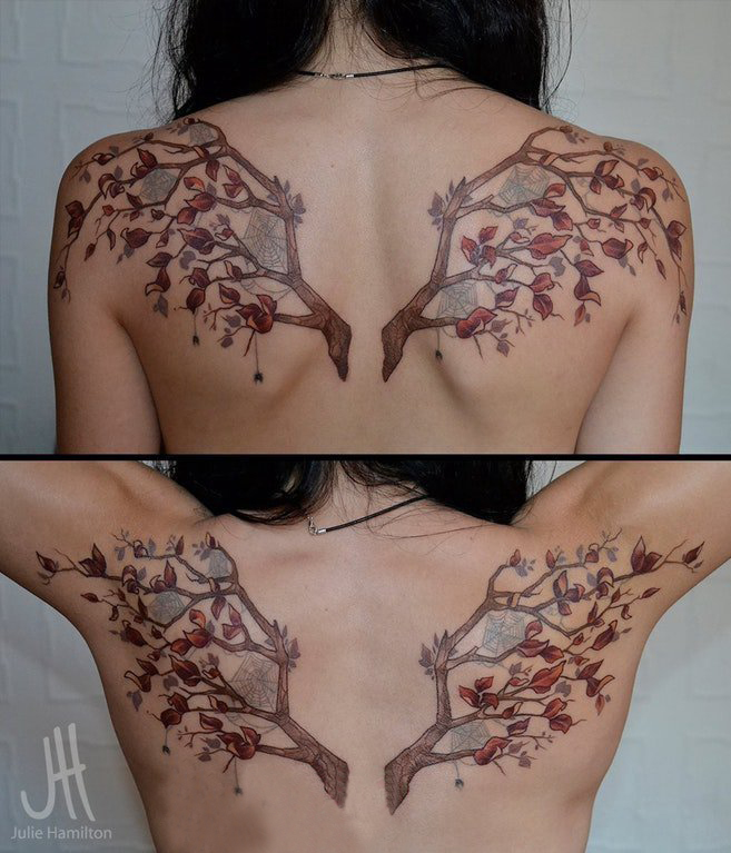 女生后背上彩绘渐变简单线条植物树枝和花朵纹身图片