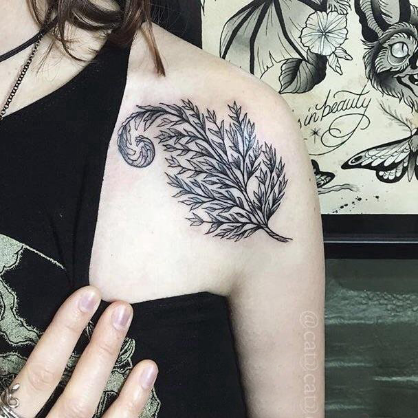 女生肩部黑色点刺简单线条创意植物叶子纹身图片