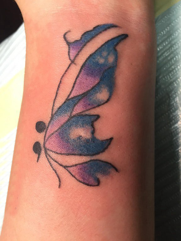 女生手臂上彩绘渐变简单线条小动物蝴蝶纹身图片