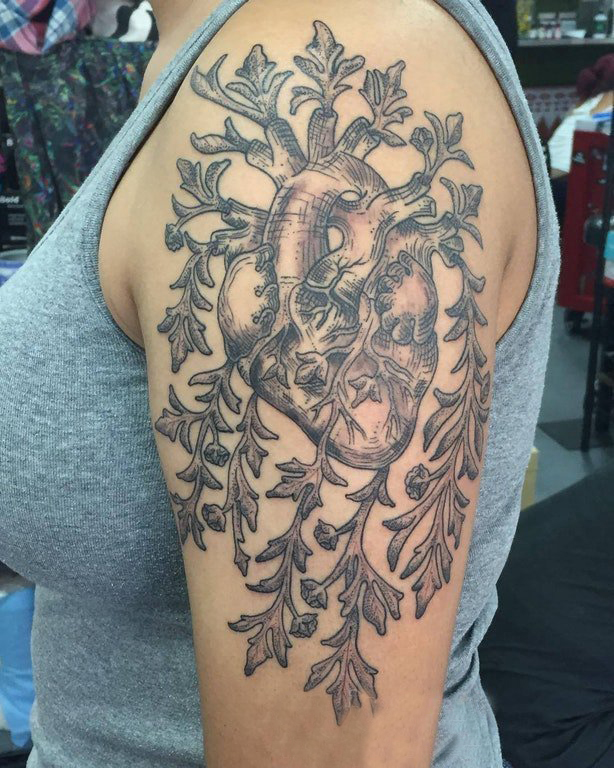 女生手臂上黑灰点刺抽象线条植物和心脏纹身图片