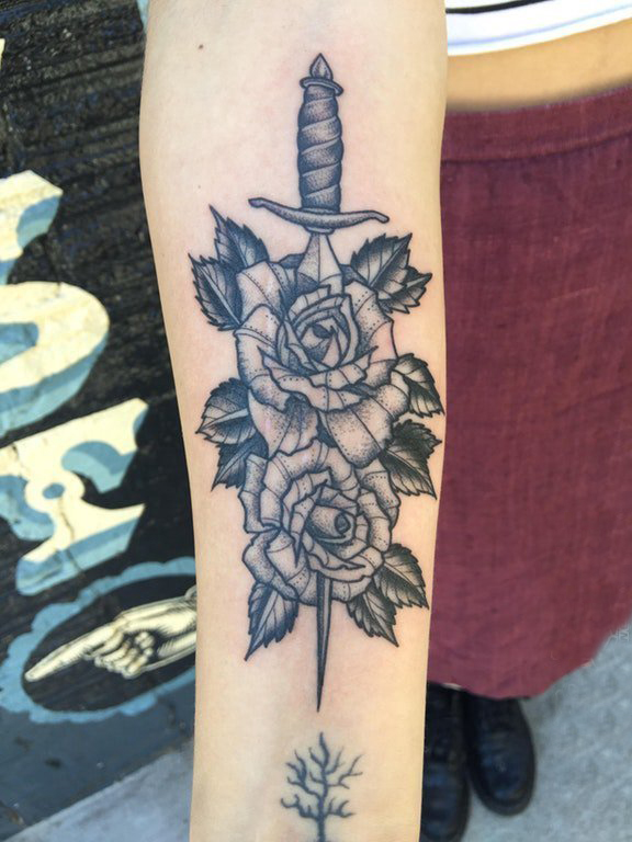女生手臂上黑灰点刺简单线条植物花朵和匕首纹身图片