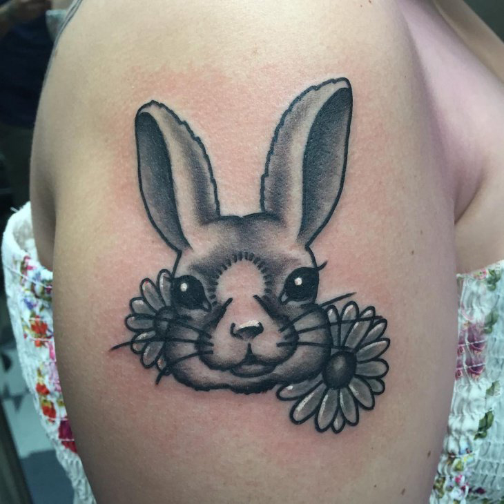 女生手臂上黑灰素描点刺技巧创意可爱兔子纹身图案