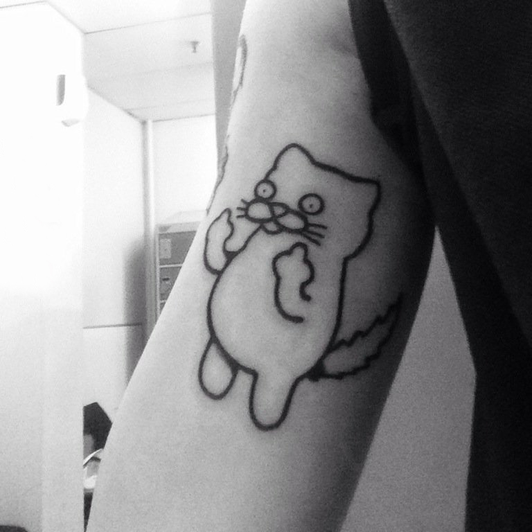 女生手臂上黑色简单线条卡通小动物纹身图片