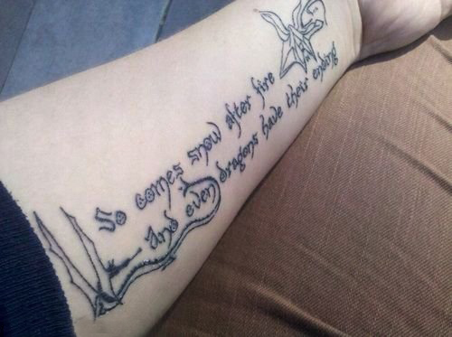 女生手臂上黑色线条创意有意义花体英文纹身图片