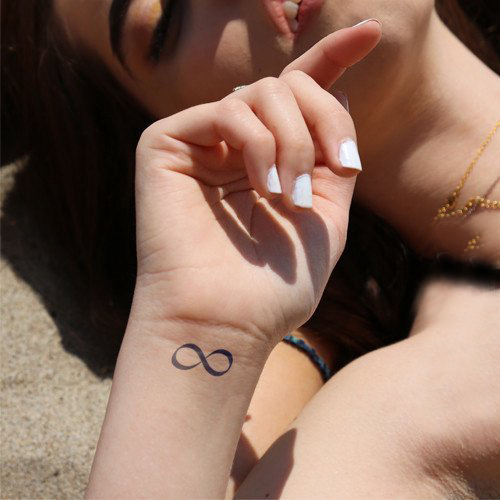 女生手腕上黑色线条创意符号文艺纹身图片