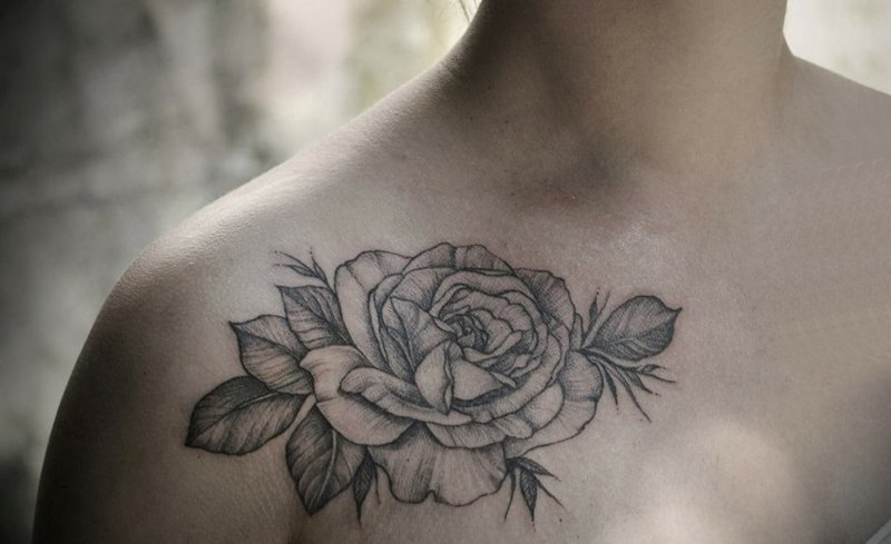 女生锁骨下黑灰素描点刺技巧创意文艺唯美玫瑰纹身图片