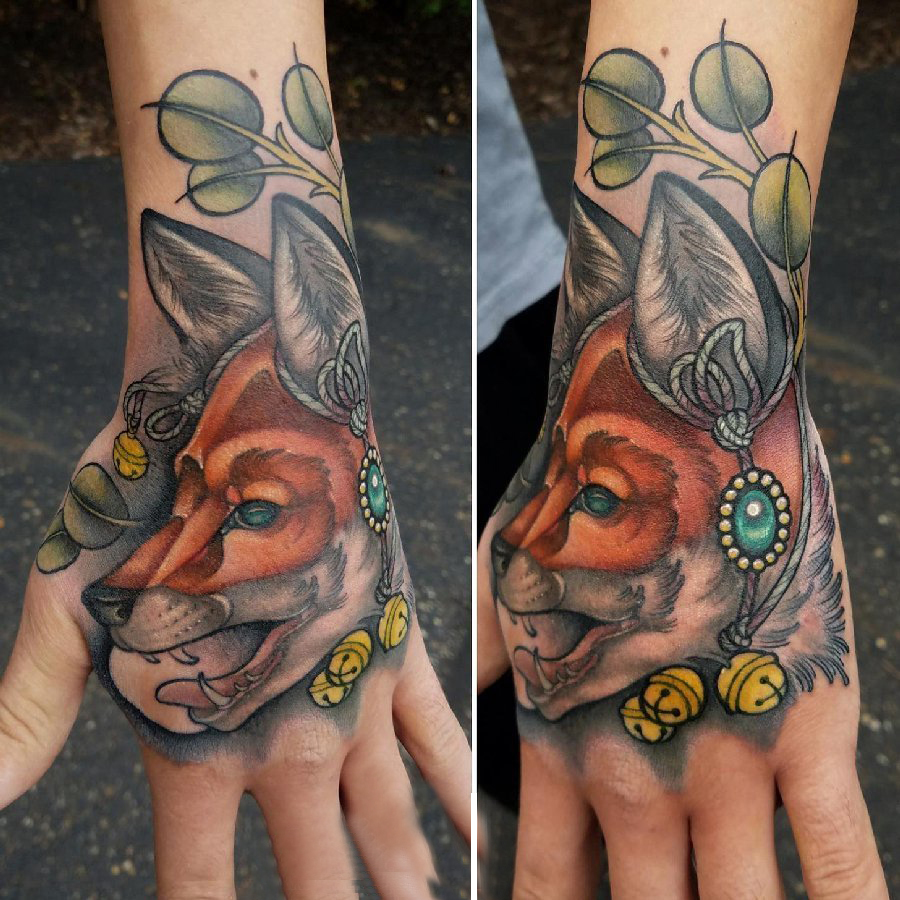男生手背上彩绘渐变简单线条植物叶子和小动物狐狸纹身图片