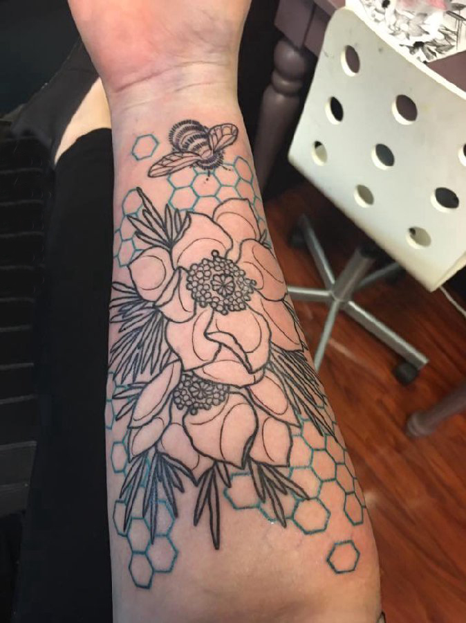 男生手臂上彩绘几何简单线条植物花朵纹身图片