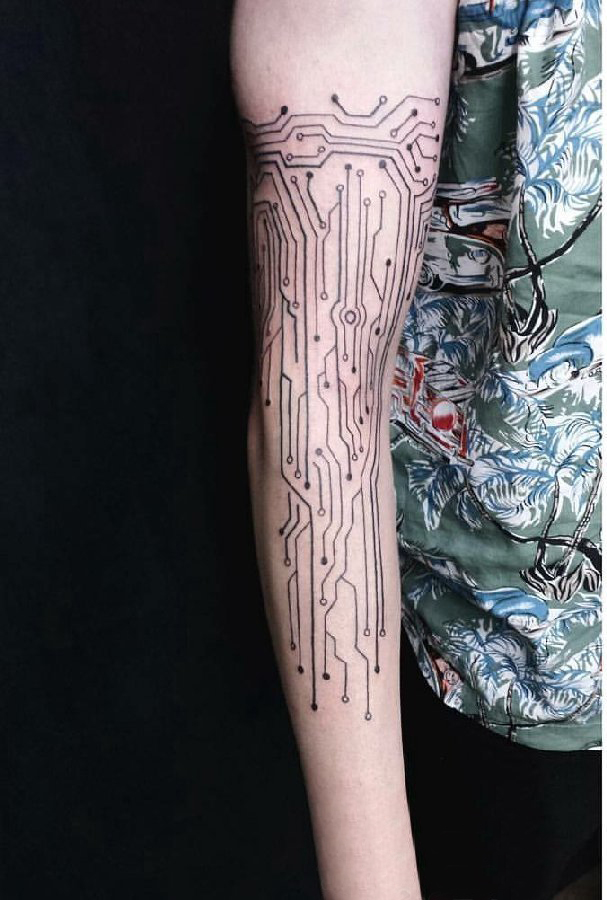 男生手臂上黑色几何简单线条创意纹身图片