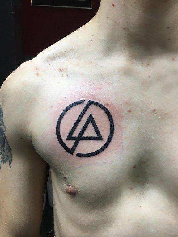 男生胸口上黑色线条几何元素创意纹身图片