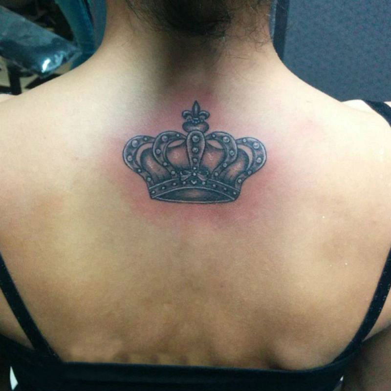 女生背部黑灰素描点刺技巧创意文艺唯美皇冠纹身图片