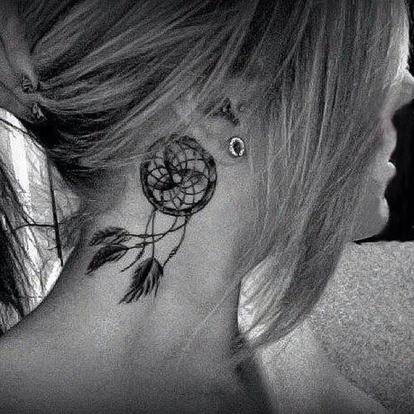 女生脖子上黑灰素描点刺技巧创意唯美捕梦网纹身图片
