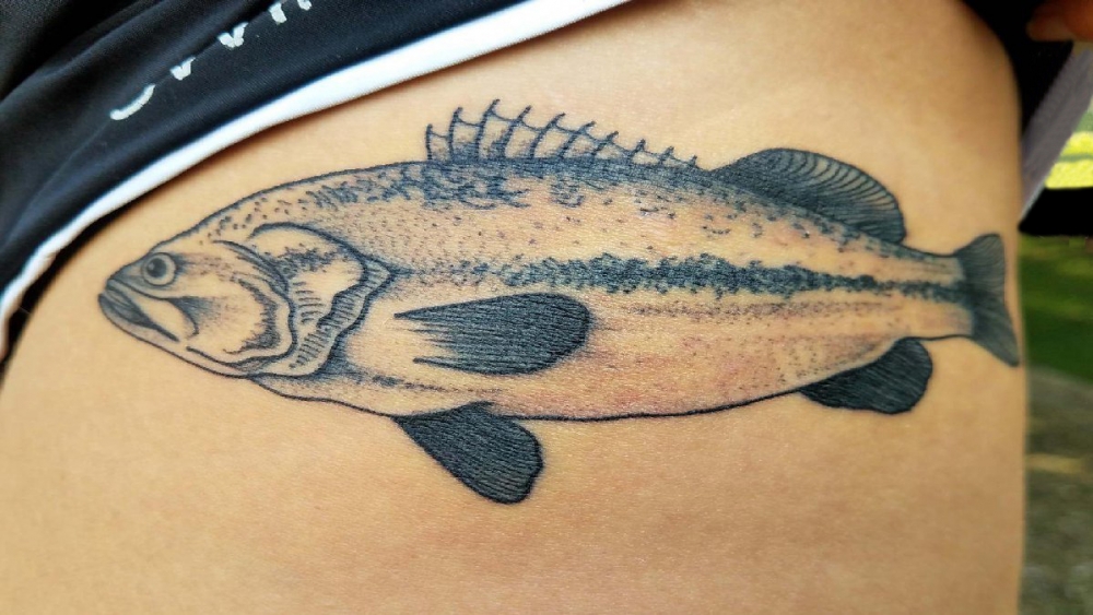 女生大腿上黑灰点刺简单线条小动物鱼纹身图片