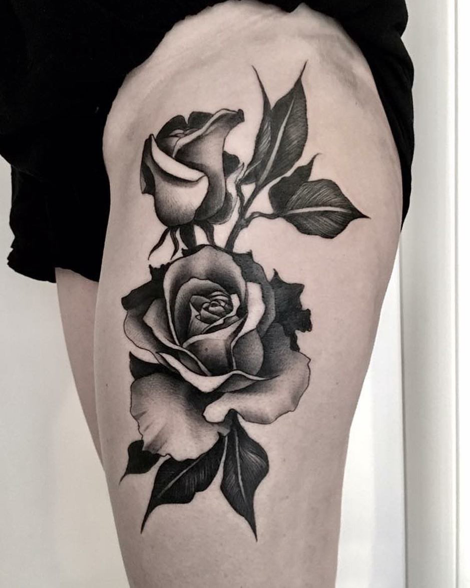女生大腿上黑灰素描点刺技巧创意唯美精致玫瑰纹身图片