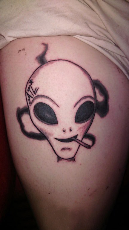 女生大腿上黑色点刺几何线条外星人纹身图片