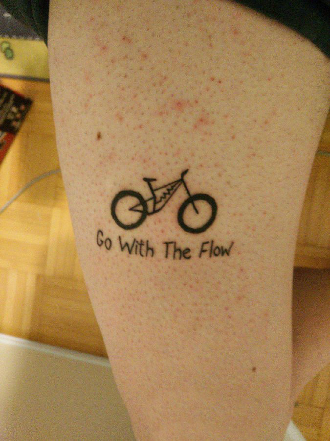 女生大腿上黑色几何简单线条英文和自行车纹身图片