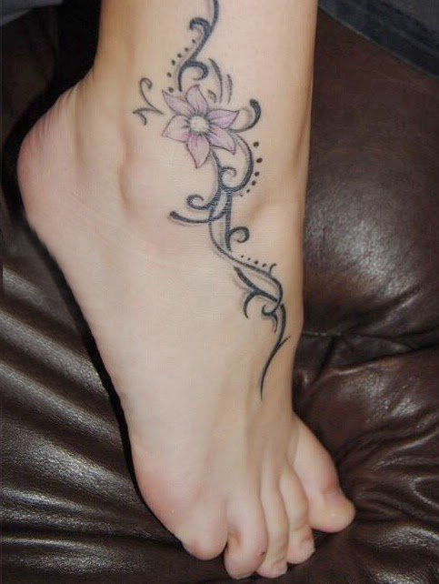 女生脚背上彩绘水彩素描创意精美花朵纹身图片
