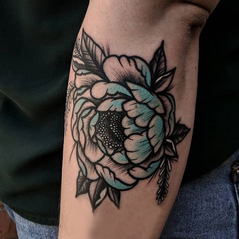 女生手臂上黑灰素描点刺技巧创意唯美花朵纹身图片