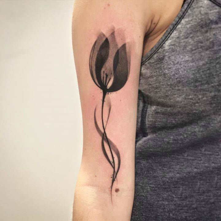 女生手臂上黑灰素描点刺技巧唯美花朵纹身图片