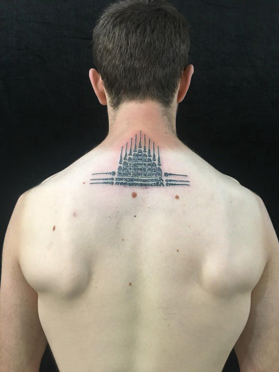 男生颈后黑色点刺技巧几何简单线条建筑物纹身图片