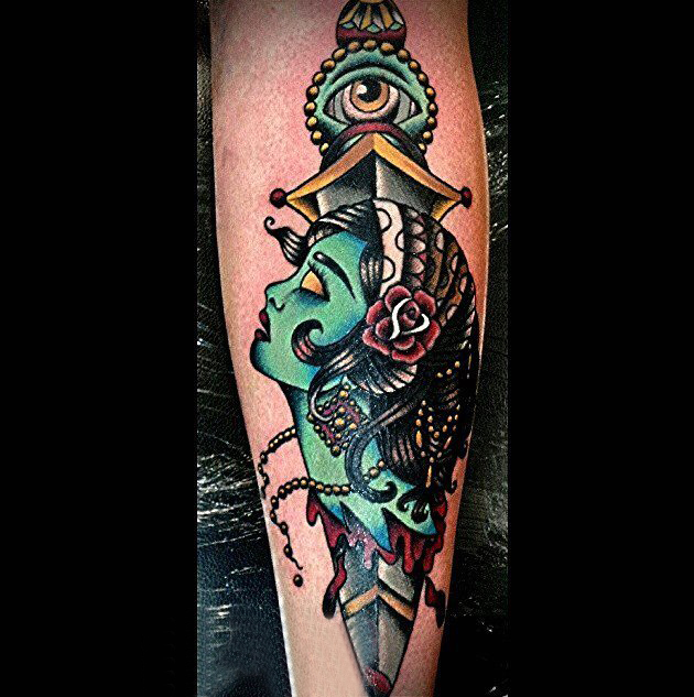 男生手臂上彩绘水彩素描创意恐怖匕首纹身图片