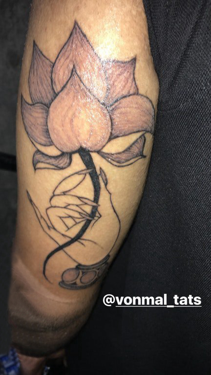 男生手臂上黑灰点刺简单线条植物莲花纹身图片
