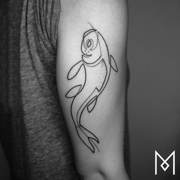 男生手臂上黑色线条创意文艺鱼纹身图片