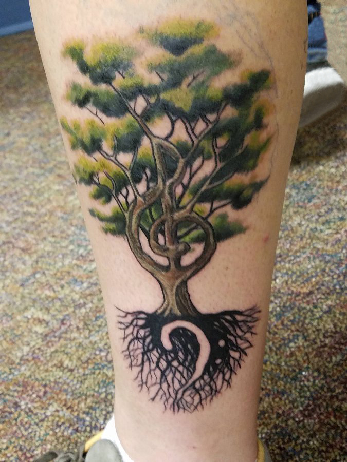 男生小腿上彩绘渐变简单线条植物生命树纹身图片