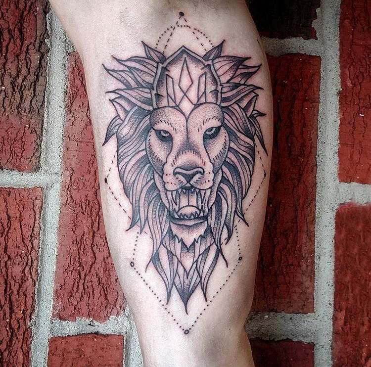 男生小腿上黑色点刺几何简单线条小动物狮子纹身图片