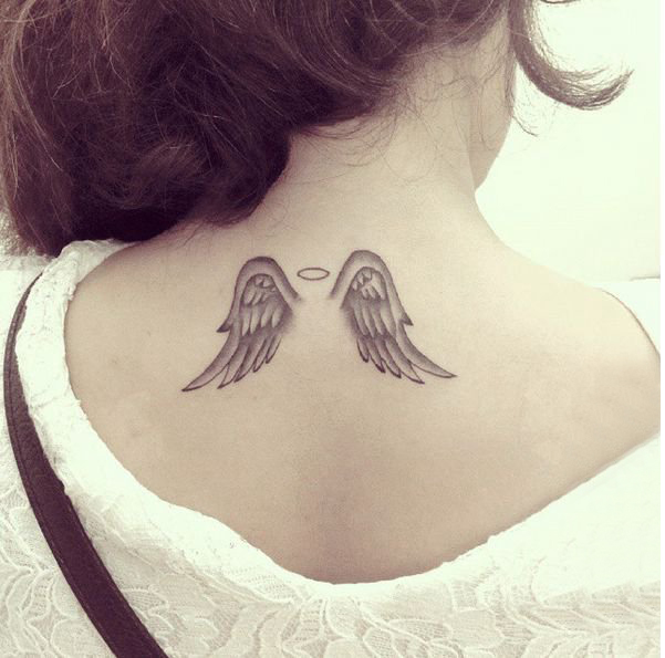 女生背部黑灰素描点刺技巧创意翅膀纹身图片