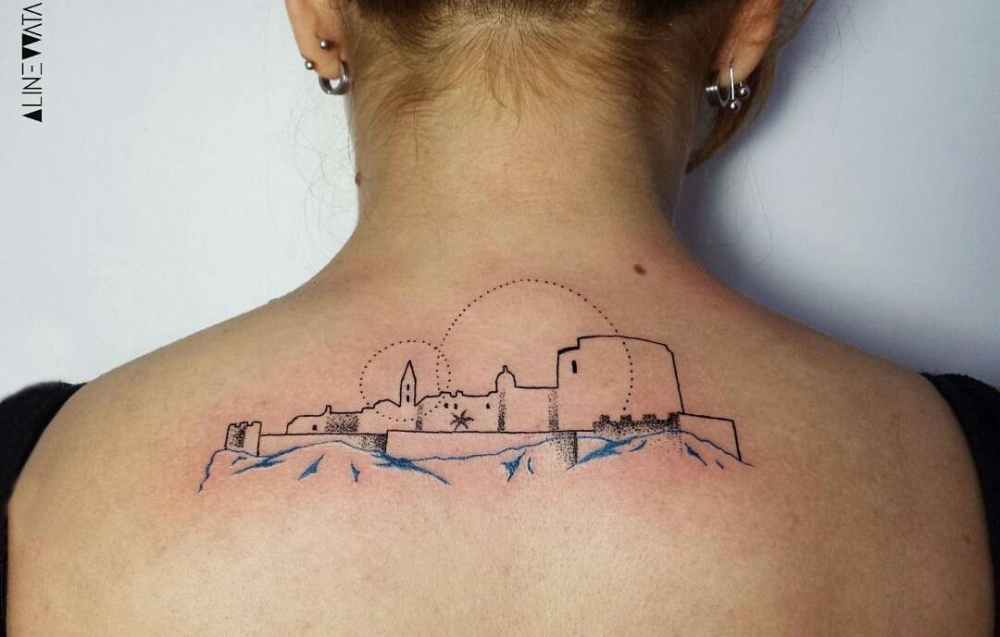 女生背部黑色线条素描创意文艺唯美城堡纹身图片