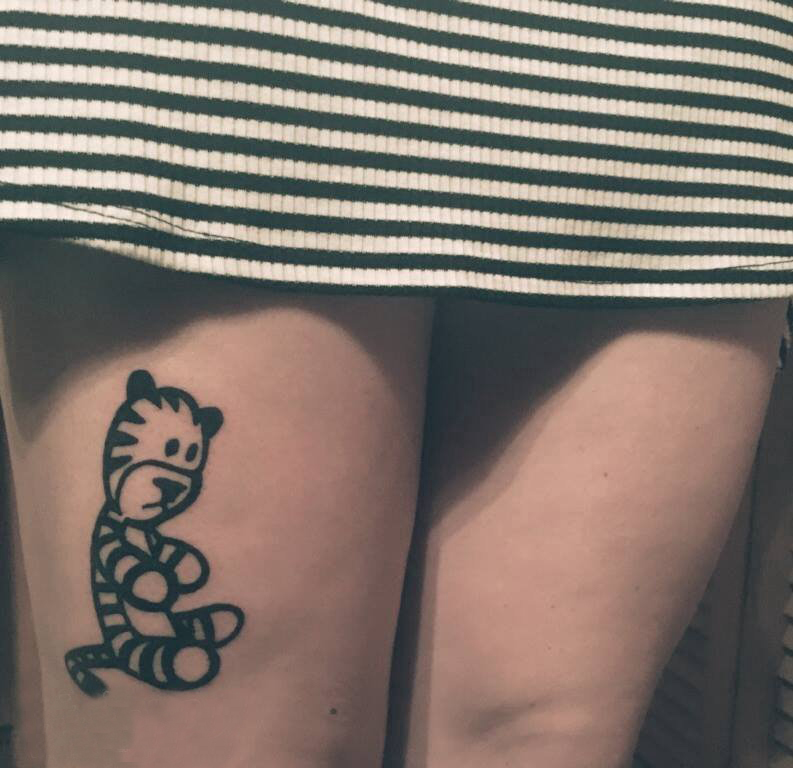 女生大腿上黑色几何简单线条卡通小动物老虎纹身图片