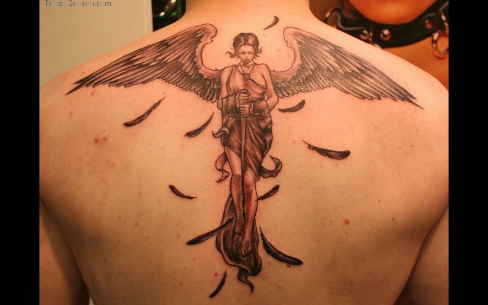 男生背部黑灰素描点刺技巧创意天使翅膀纹身图片