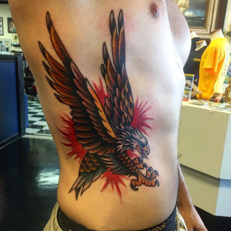 男生侧腰上彩绘简单线条小动物老鹰纹身图片