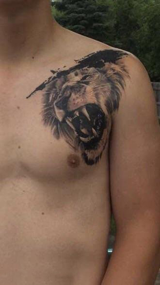 男生肩部黑灰点刺简单线条小动物老虎纹身图片